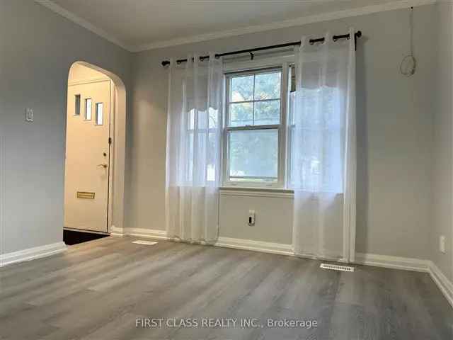 Newly Renovated 3 Bed 1 Den Detached Home in Willowdale West