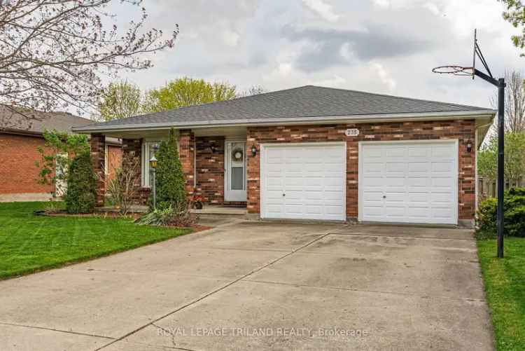 4-Level Backsplit in Dorchester Family Home Modern Kitchen 3 1 Bedrooms