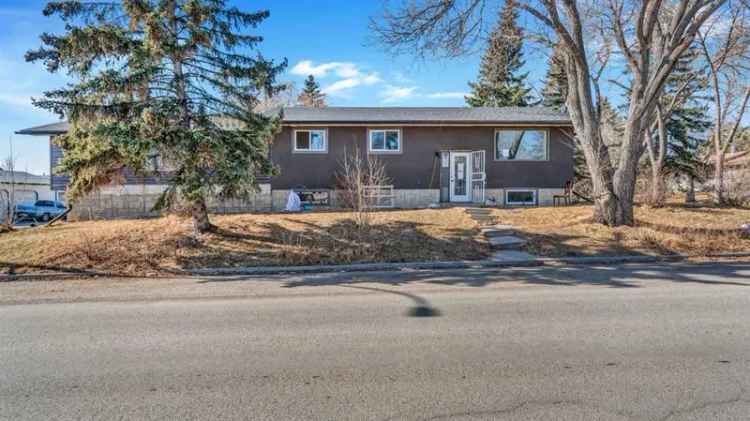 House For Sale in Calgary, Alberta