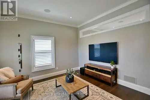 Custom Bungalow in Downtown Collingwood - Modern Luxury & Convenience