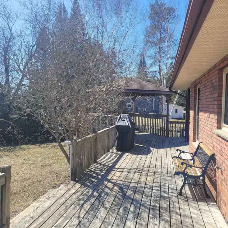 Charming Hepworth 4-Bedroom Sidesplit Home with Finished Garage