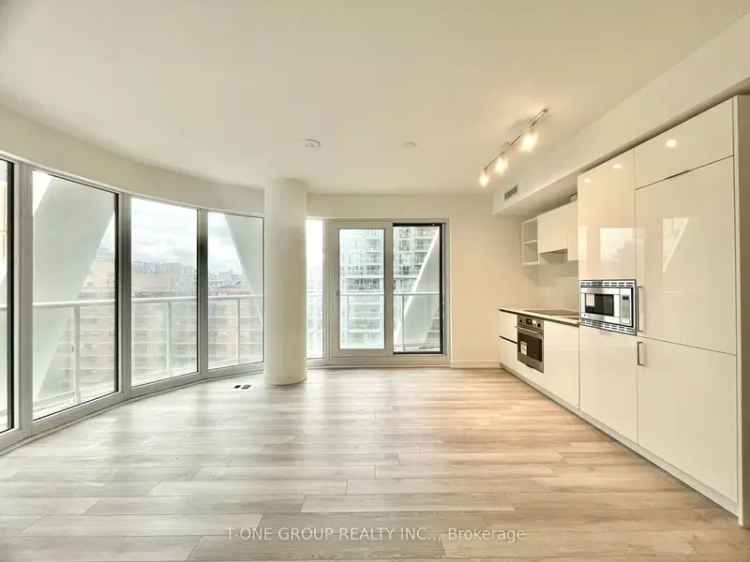 Rent Stunning 3 Bedrooms Apartment in Downtown Toronto with Modern Features