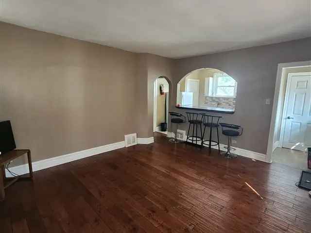 3 Bedroom Home in Peterborough - Hardwood Floors Parking Available