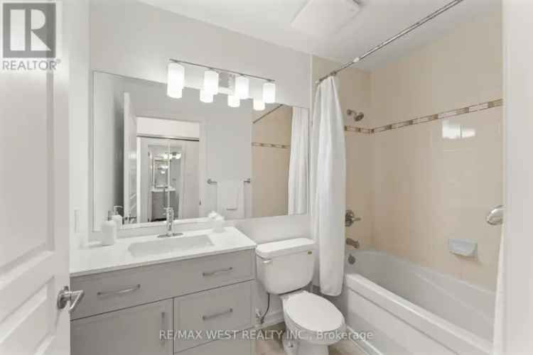 900 Sq Ft Corner Suite in Mississauga City Centre 2+1 Beds 2 Baths