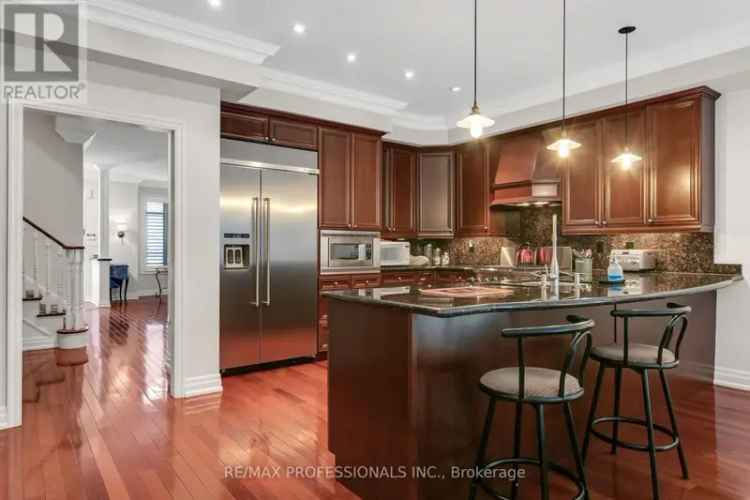 Port Credit Waterfront Executive Townhome 2 Ensuites 4 Parking