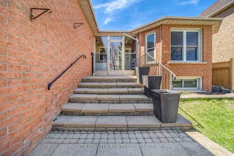 Barrie Brick Bungalow  In-Law Suite 3 Beds 2 Baths