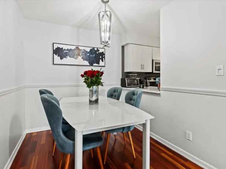 Yaletown Condo 3 Bed 2 Bath 990 Sqft