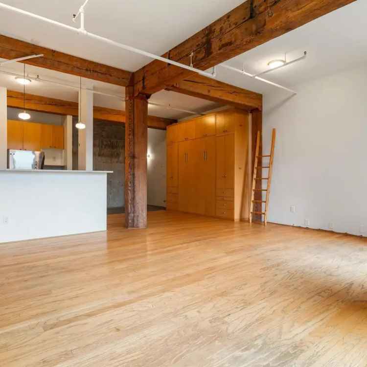 Vancouver Heritage Loft 735sqft  -  Downtown Location