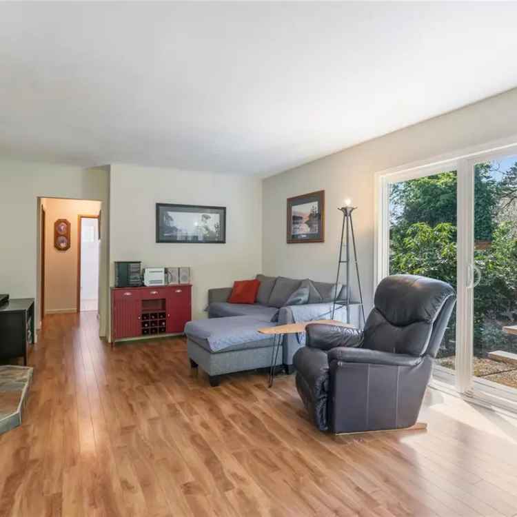 1100 Sq Ft Single Level Home Near Waterfront