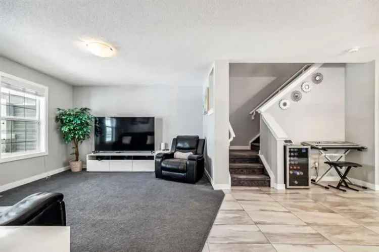 Duplex For Rent in Calgary, Alberta