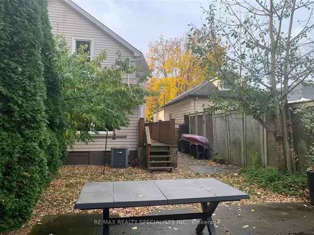 House For Sale in Burlington, Ontario