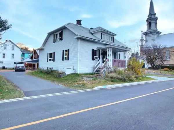 4-Bedroom Family Home Near School and Park