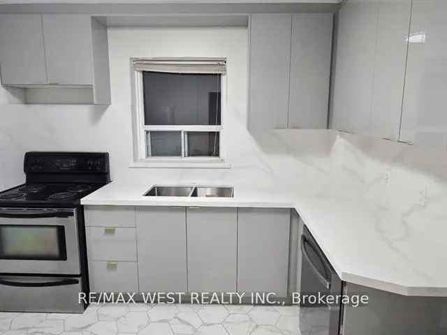 Kennedy Park Semi-Detached Home Two Kitchens Large Yard Parking