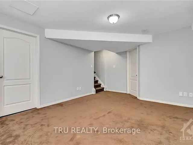 Townhouse For Rent in 238, Calaveras Avenue, Ottawa, Ontario