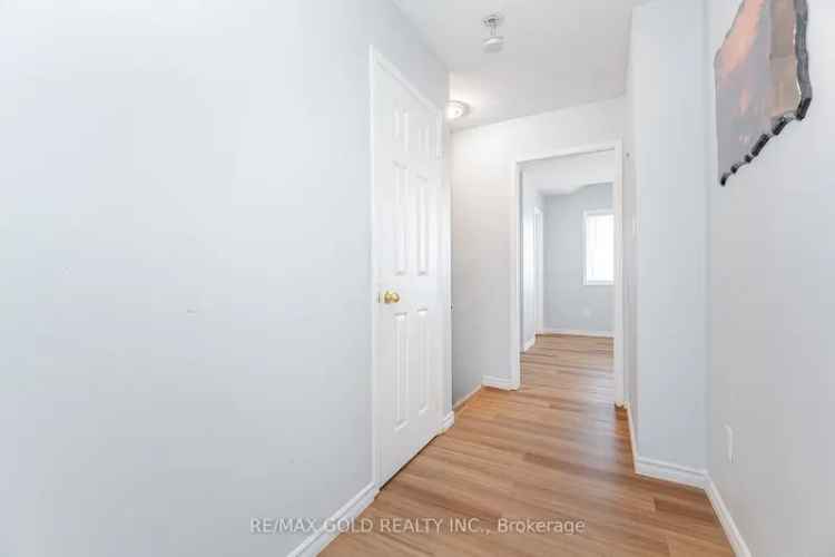 Cozy Freehold Townhouse 3 Beds 2 Baths Near Amenities