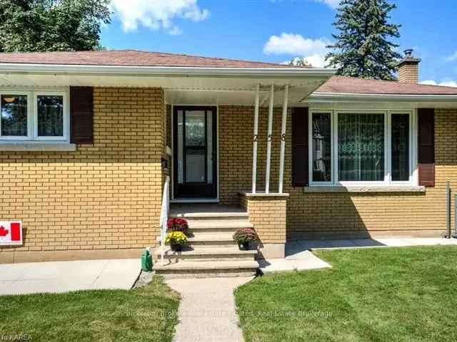 3 Bedroom 2 Bath Brick Bungalow South Ward Large Lot