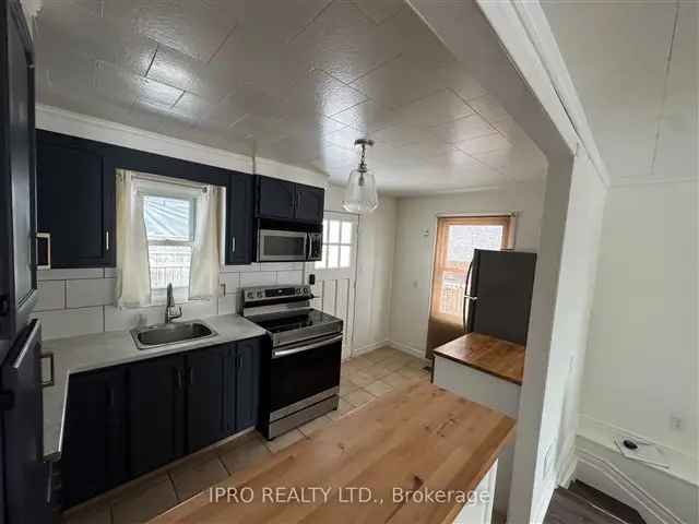 House For Sale in 104, First Avenue, Cambridge, Ontario