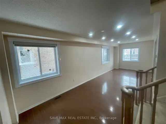 Credit Valley Semi-Detached House - Finished Basement - Close to Amenities