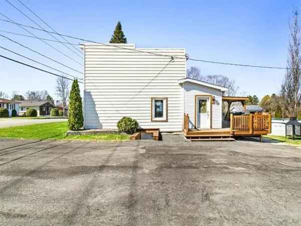 2-Bedroom House with Garage Near Elementary School
