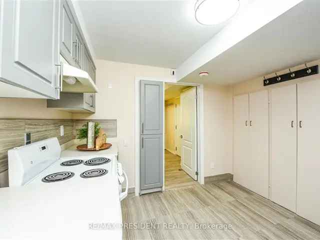 Leslieville Duplex - Renovated Freehold Townhouse with 2 Kitchens and Parking