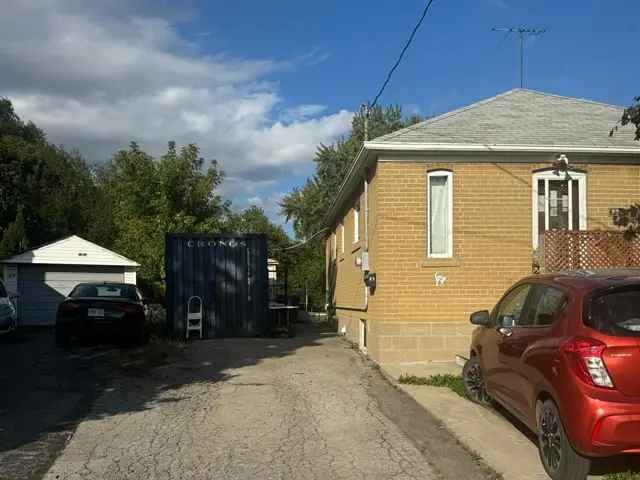 Detached House in Etobicoke Family-Friendly Neighborhood