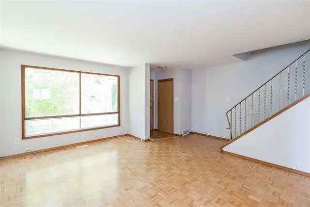 4 Bedroom Home in Oakwood Estates Winnipeg
