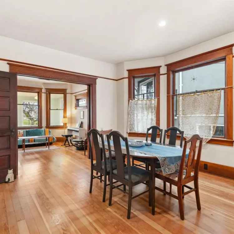 Stunning Character Home near Commercial Drive - 6 Beds, 3 Baths