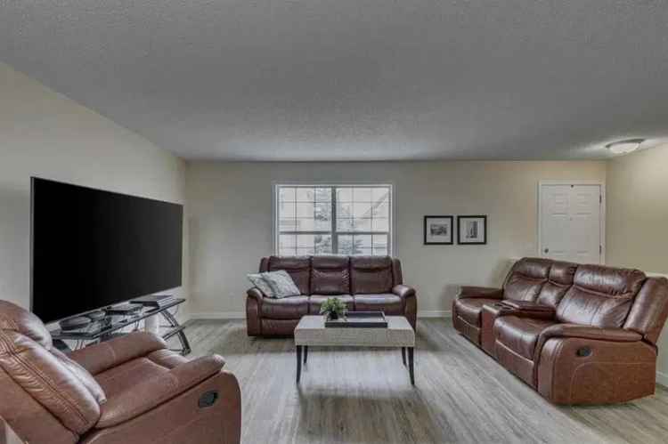 Townhouse For Rent in Calgary, Alberta