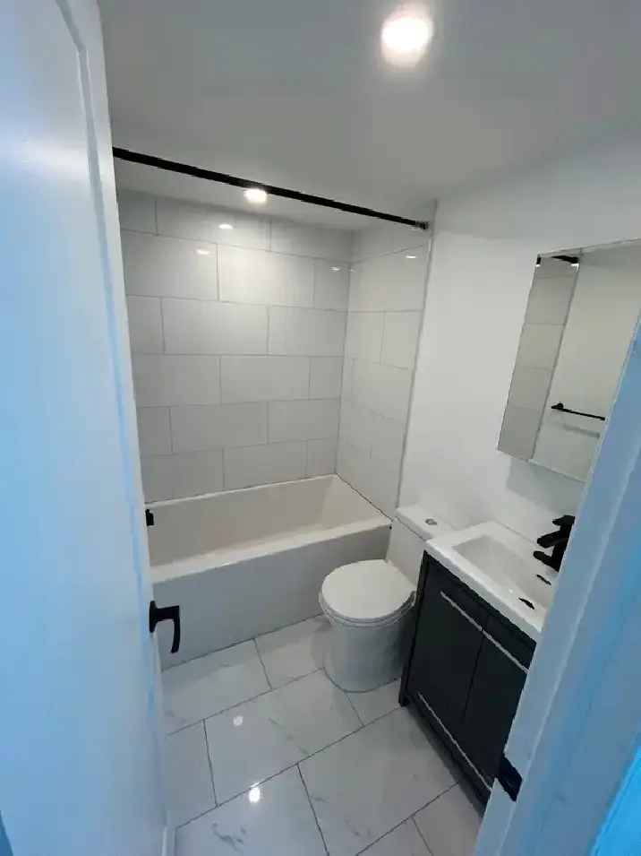 1 Bedroom Apartment for Rent Hardwood Floors In-building Laundry