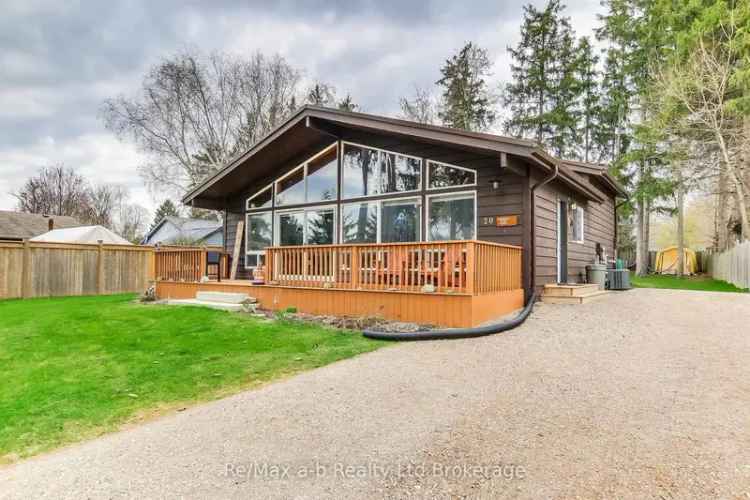 Otterville 3-Bedroom Backsplit Cottage with Private Backyard