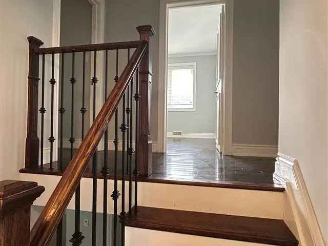 Beautiful Family Home Detached 4 Level Bright Sidesplit Bathurst Manor