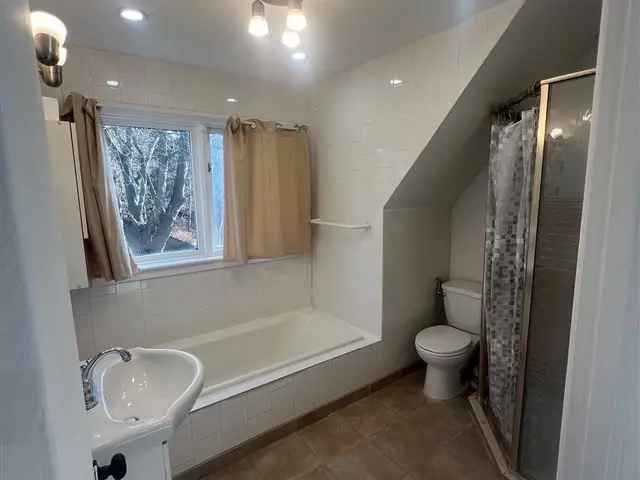 House For Sale in Burlington, Ontario