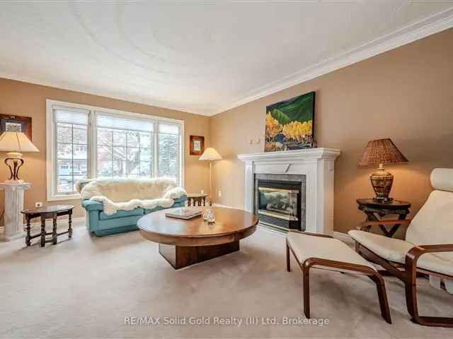 House For Sale in 586, Guildwood Place, Waterloo, Ontario