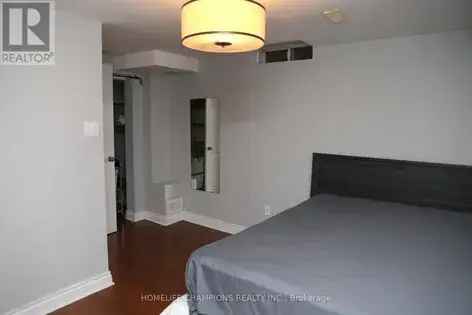 2 rooms apartment of 327 m² in Toronto