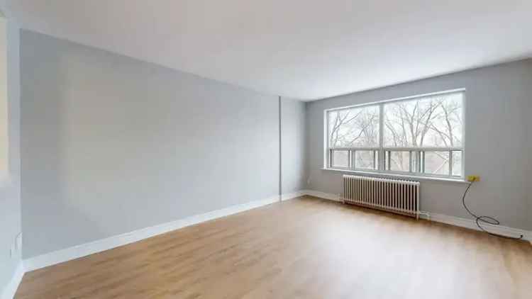 Spacious Toronto Apartments near Highways - Water Heat Included