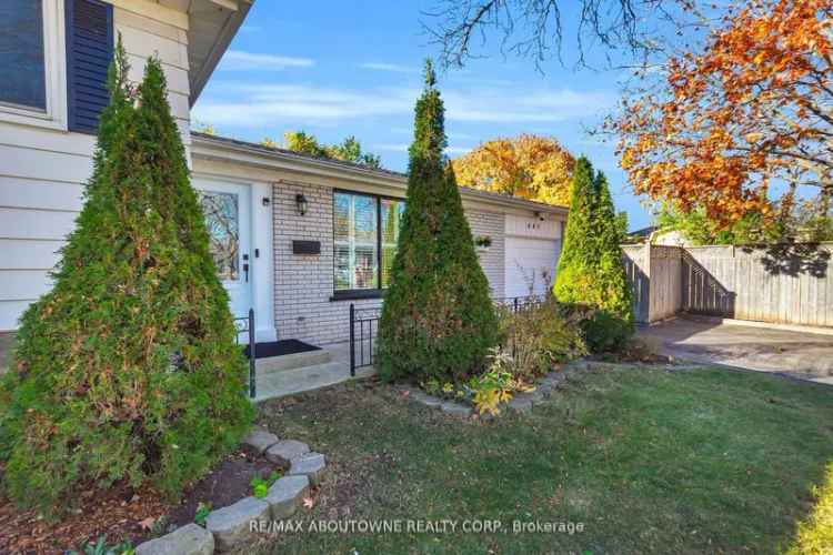 House For Sale in Oakville, Ontario