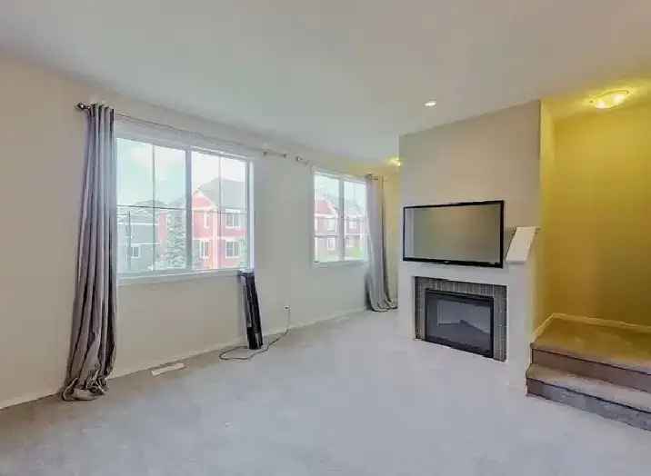 Rent Townhouse in Beautiful Open Concept Style with 3 Bedrooms