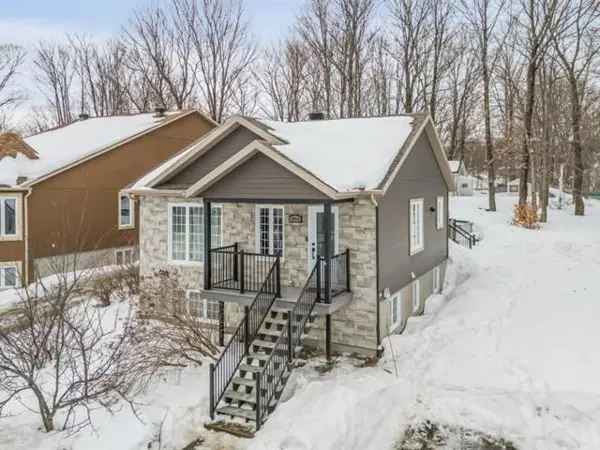4-Bedroom Bungalow with Heated Pool and Granite Kitchen