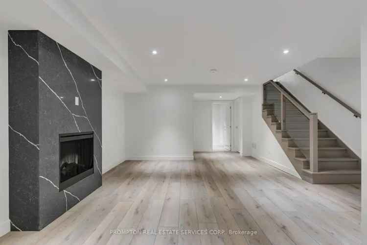 Townhouse For Sale in Yonge Street, Toronto, Ontario