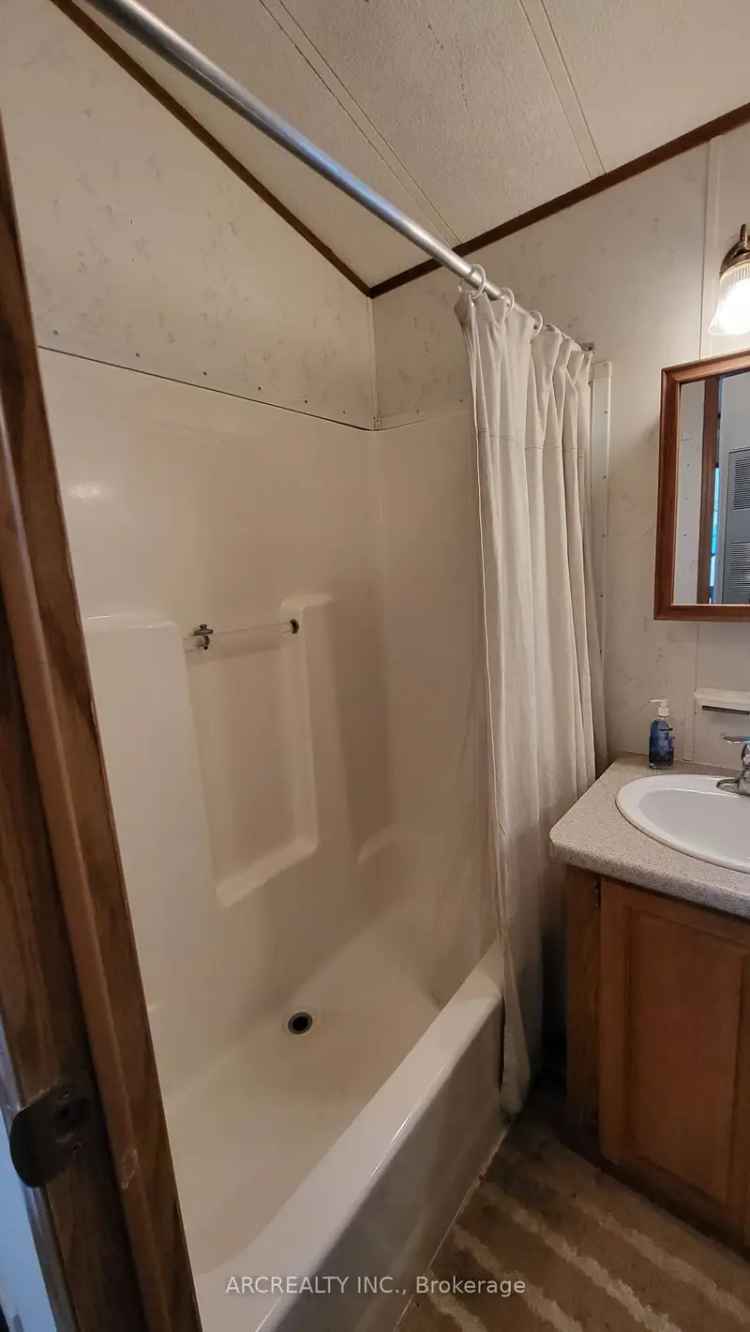 One Bedroom Mobile Home in Pefferlaw with Sunroom and Park Amenities