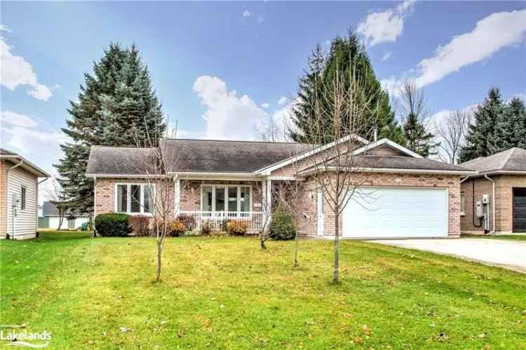 Buy bungalow in Meaford with golf course views and modern amenities