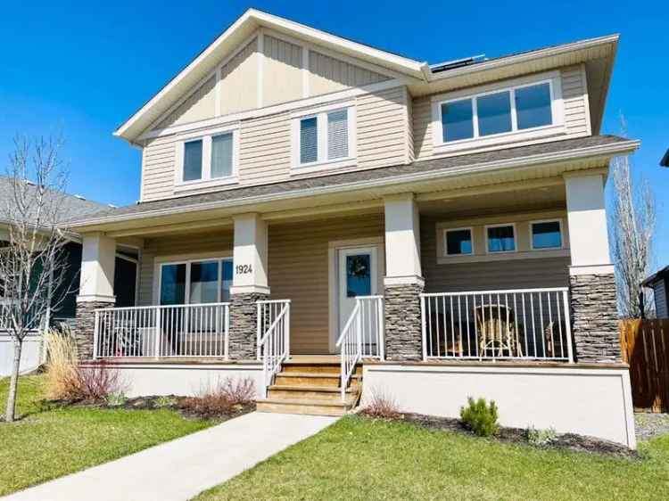 3-Bedroom 25-Bath Two-Storey Home with Modern Kitchen and Large Deck