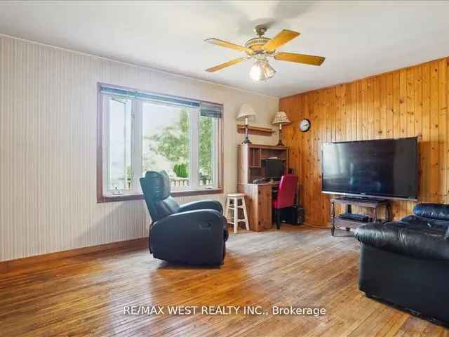 House For Sale in Oakville, Ontario