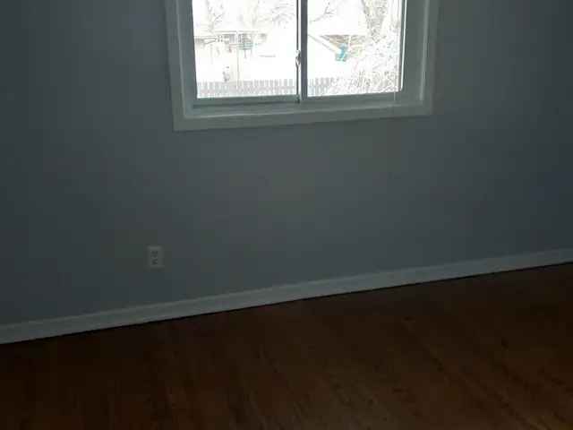 Backsplit 4 Level Bungalow Near Niagara College