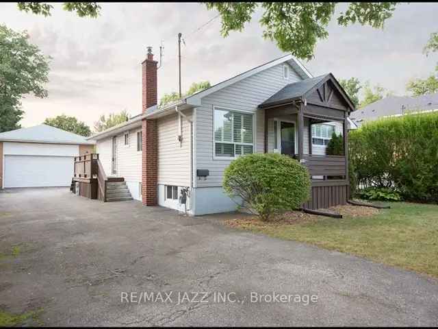 Bright Bungalow in Mineola East Steps to Spruce Park