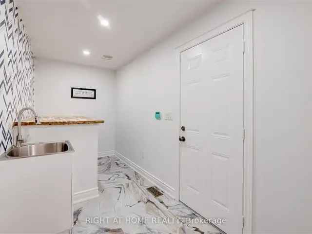 House For Sale in Oakville, Ontario