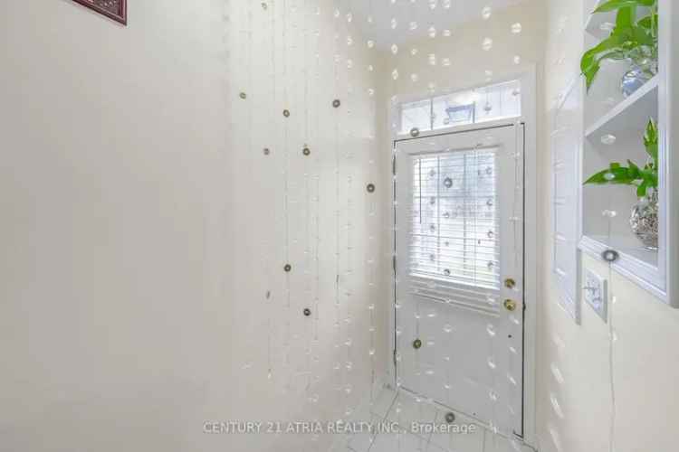 Updated Condo with Detached Garage Near TTC and 401