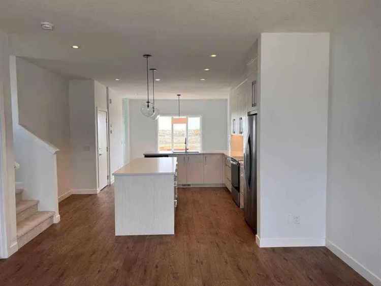 Duplex For Rent in Calgary, Alberta