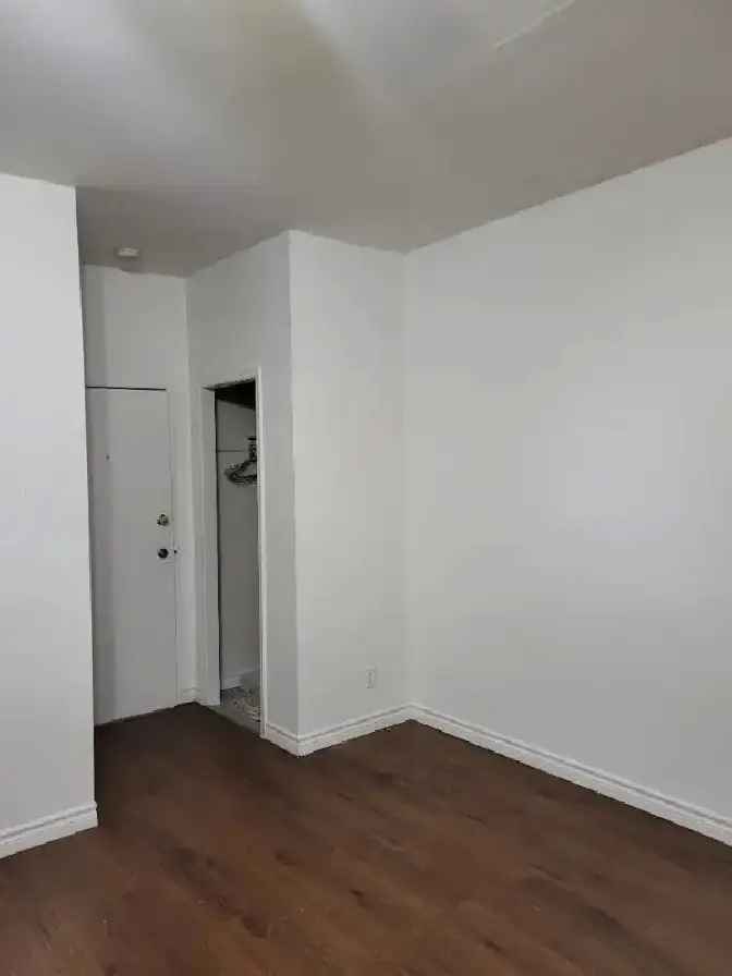 BACHELOR WITH PRIVATE ENTRANCE IN A HOUSEapt for rent