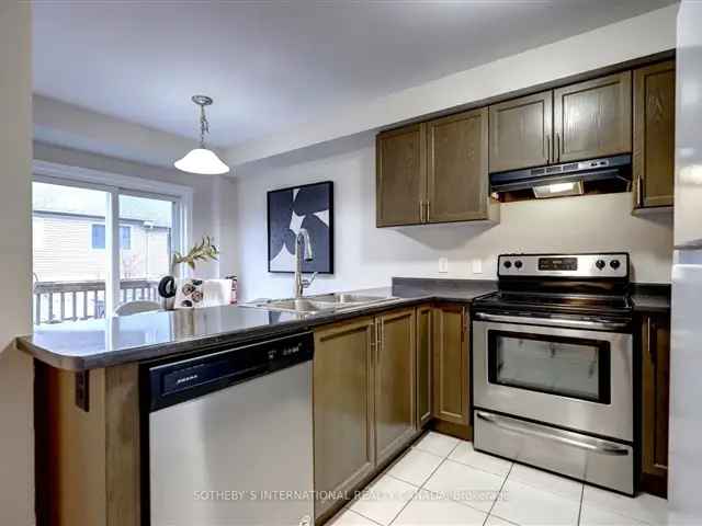 Family-Friendly Townhouse with Enclosed Backyard and Spacious Bedrooms